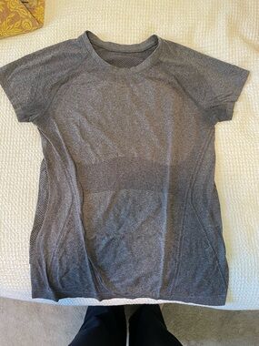 Athleta Momentum Grey Short-Sleeve Seamless Active Tee